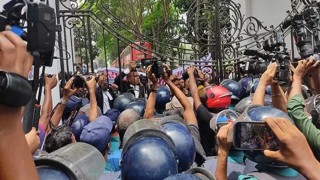 ঢাবিতে শিক্ষক-শিক্ষার্থীদের বিক্ষোভ, হাইকোর্ট প্রাঙ্গণে উত্তেজনা