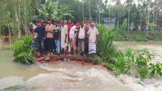 প্রবল স্রোতে নতুন ব্লক ইটের রাস্তা ভেঙে যাওয়ায় কয়েক হাজার মানুষের জনদুর্ভোগ