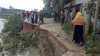 টাঙ্গাইলে সড়ক ভেঙে লাখো মানুষের যোগাযোগ বিচ্ছিন্ন