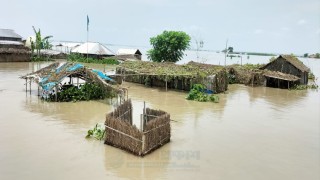 পানিতে ভাসছে ঘরবাড়ি, বিশুদ্ধ পানি ও খাবার সংকটে বানভাসি মানুষ