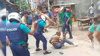 বরিশালে ছবি তোলায় সাংবাদিকদের পেটাল পুলিশ