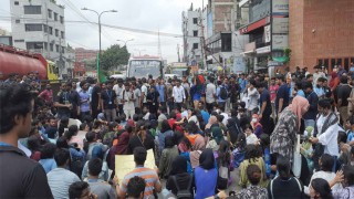 বাড্ডায় ব্র্যাক বিশ্ববিদ্যালয়ের শিক্ষার্থীদের সড়ক অবরোধ