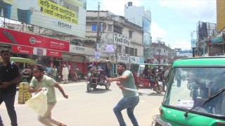 নওগাঁয় কোটাবিরোধী মিছিলে শিক্ষার্থীদের ওপর ছাত্রলীগের হামলা