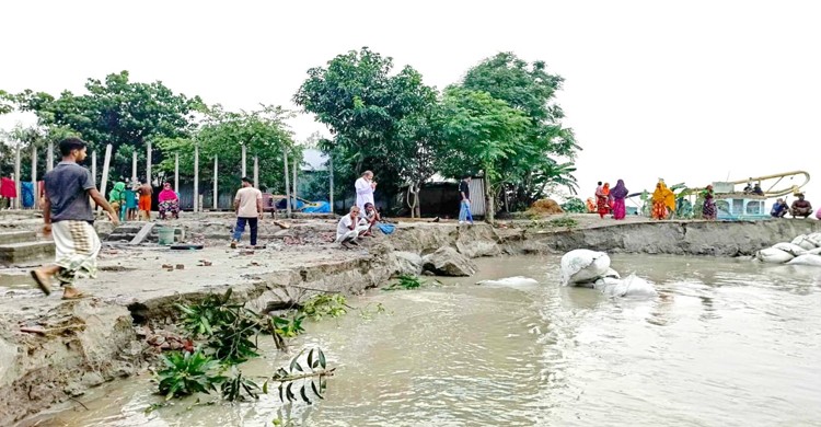 টাঙ্গাইলে পানিবন্দি কয়েক হাজার মানুষ, নদীপাড়ের মানুষের মানবেতর জীবনযাপন