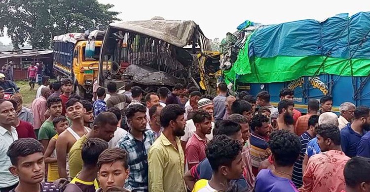 দিনাজপুরে বাস-ট্রাক মুখোমুখি সংঘর্ষে শিশুসহ নিহত ৫