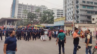 গাজীপুরে বকেয়া বেতনের দাবিতে মহাসড়ক অবরোধ শ্রমিকদের