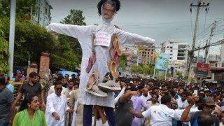 সাবেক প্রতিমন্ত্রী শাহরিয়ারের ‘কুশপুত্তলিকায় জুতাপেটা’