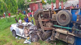 টাঙ্গাইলে গরুবাহী ট্রাক-প্রাইভেটকার সংঘর্ষে তিনজন নিহত