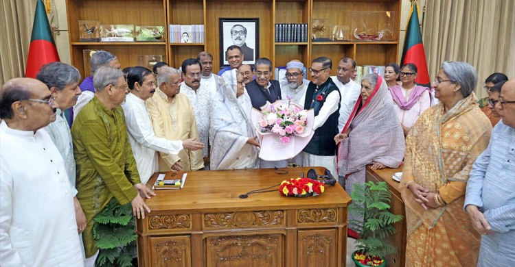 গণভবনে প্রধানমন্ত্রীর ঈদ শুভেচ্ছা বিনিময়