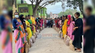 নওগাঁয় তৃতীয় লিঙ্গের সদস্যরা পেল প্রধানমন্ত্রীর উপহার সামগ্রী