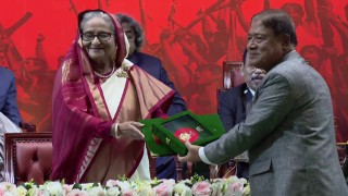 ১০ বিশিষ্টজনের হাতে স্বাধীনতা পুরস্কার তুলে দিলেন প্রধানমন্ত্রী