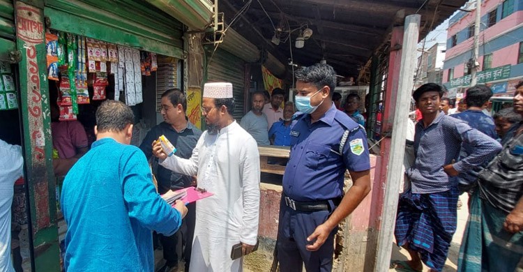 নওগাঁর সাপাহারে যৌন উত্তেজক সিরাপ বিক্রির অপরাধে ৪ ব্যবসায়ীর অর্থদণ্ড