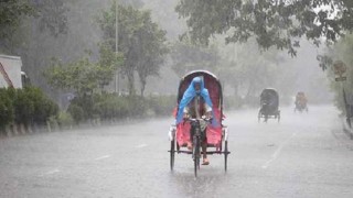 ঢাকায় রেমালের প্রভাব, দমকা বাতাসের সঙ্গে ঝরছে বৃষ্টি