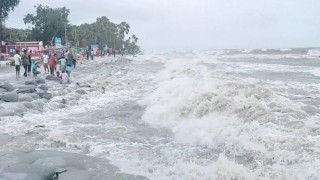 উপকূল অতিক্রম করে দুর্বল হচ্ছে ‘রেমাল’