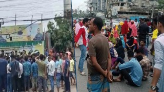 বকেয়া বেতনের দাবিতে পোশাক শ্রমিকদের সড়ক অবরোধ