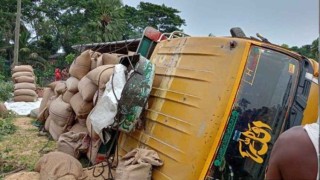 সাতক্ষীরায় ট্রাক উল্টে প্রাণ গেল দুই শ্রমিকের, আহত ১১