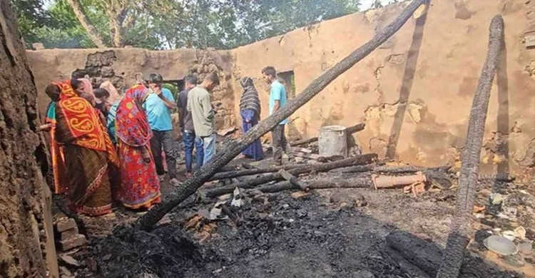 খাগড়াছড়িতে টিনের চালে বজ্রপাত, ঘরসহ পুড়ে ছাই মা-ছেলে