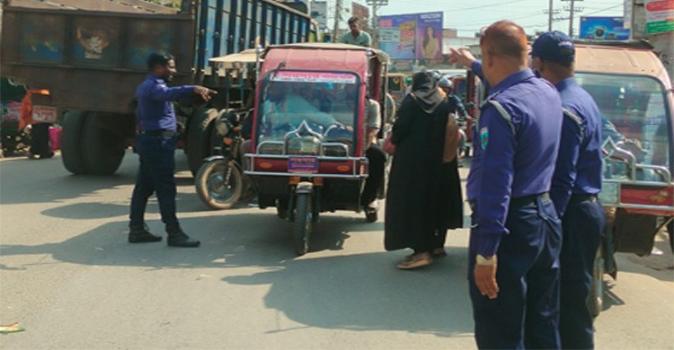 নওগাঁ শহরে শৃঙ্খলা ফেরাতে বিশেষ অভিযান শুরু