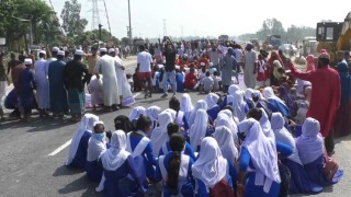 আন্ডারপাসের দাবিতে ঢাকা-যমুনা সেতু মহাসড়ক অবরোধ, যানবাহনের দীর্ঘলাইন