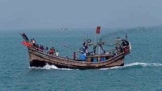 মিয়ানমার থেকে বাংলাদেশি মাছ ধরার ট্রলারে গুলি, নিহত ১