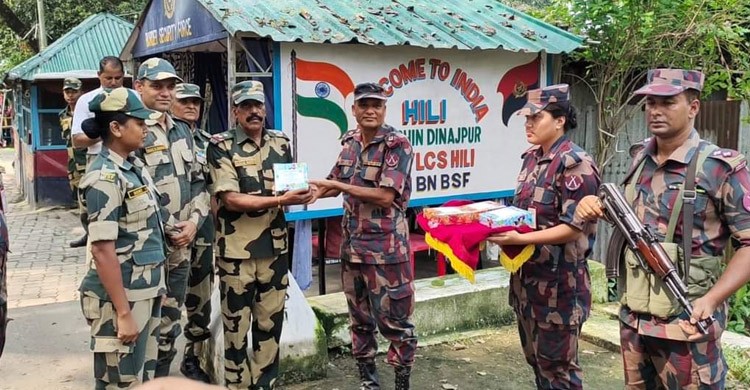 হিলি সীমান্তে দুর্গাপূজা উপলক্ষ্যে বিএসএফকে মিষ্টি উপহার বিজিবির