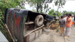 টাঙ্গাইলে দুই বাসের প্রতিযোগিতায় প্রাণ গেল পথচারীর, আহত ১০