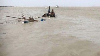 বঙ্গোপসাগরে ট্রলারডুবি: নিহত ২, খোঁজ মেলেনি পাঁচ শতাধিক জেলের