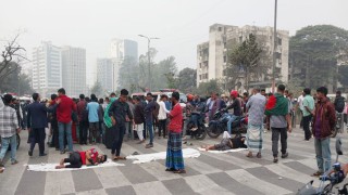 ভাতা ও চিকিৎসার দাবিতে গণ–অভ্যুত্থানে আহতদের রাস্তায় ব্যারিকেড