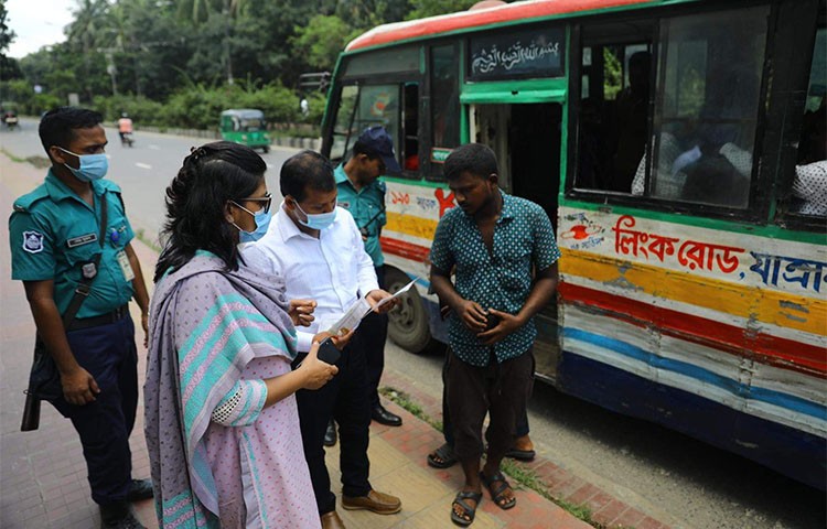 গণপরিবহনে অনিয়ম রোধে রাজধানীর সড়কে ভ্রাম্যমাণ আদালত