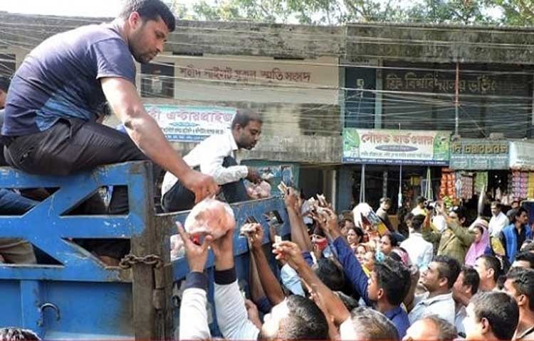 টিসিবির পেঁয়াজ কিনতে উপচে পড়া ভিড়