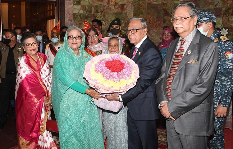 নবনির্বাচিত রাষ্ট্রপতিকে ফুলেল শুভেচ্ছা