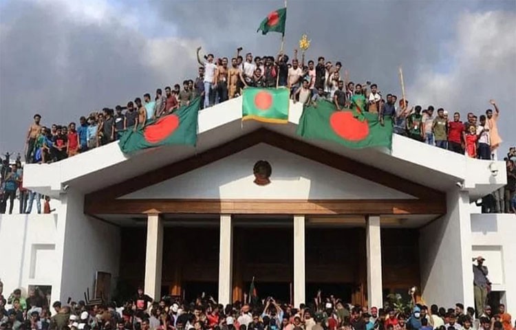 প্রধানমন্ত্রীর কার্যালয়ে হাজারো মানুষের উল্লাস