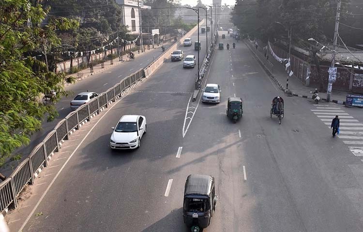 টানা তিন দিনের ছুটিতে সড়কে নেই চিরচেনা যানজট