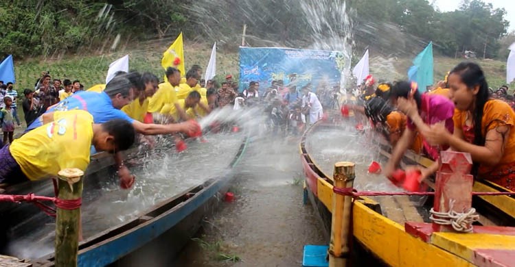 জলকেলিতে মাতোয়ারা মারমারা-সাংগ্রাই উৎসব