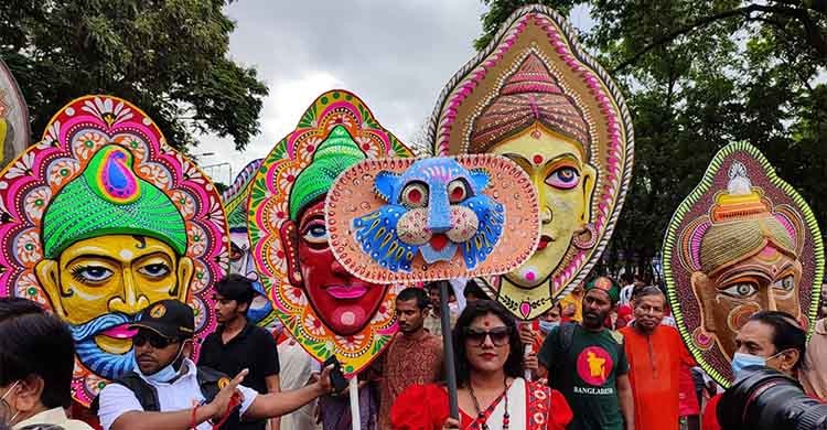 ‘নির্মল করো, মঙ্গল করে মলিন মর্ম মুছায়ে’-এ স্লোগানকে ধারণ করে বের হয়েছে মঙ্গল শোভাযাত্রা