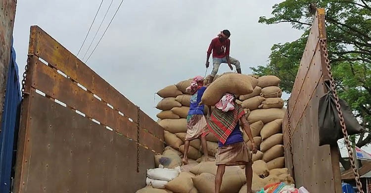 চার বছর পর জয়পুরহাট স্টেশনে ভারতের গম