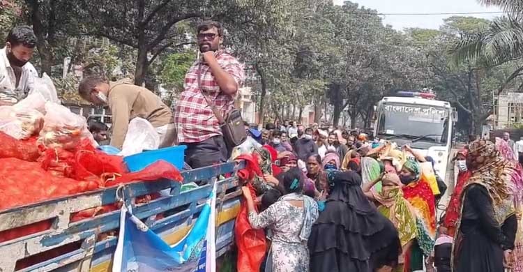 সরাসরি: রেল ভবনের সামনে টিসিবি ট্রাকে মানুষের দীর্ঘ লাইন