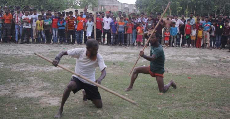 তিন যুগের পুরোনো ঐতিহ্য নওগাঁর লাঠিখেলা