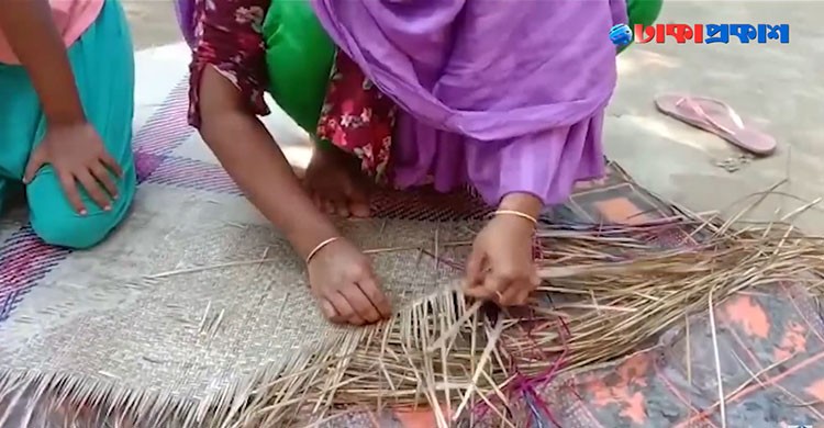 ব্যস্ততা বেড়েছে সিরাজগঞ্জের পাটি শিল্পীদের