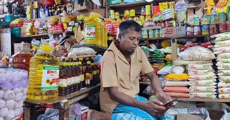 নতুন লেবেলের অপেক্ষায় তেলের বোতল!