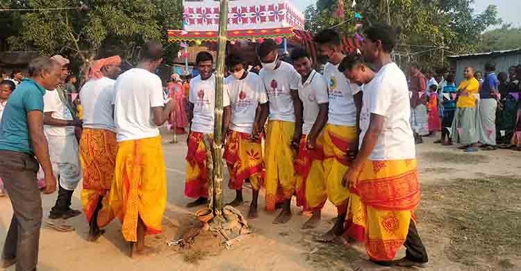 নওগাঁয় ক্ষুদ্র নৃগোষ্ঠী ওঁরাওদের ‘ঝান্ডি উৎসব'