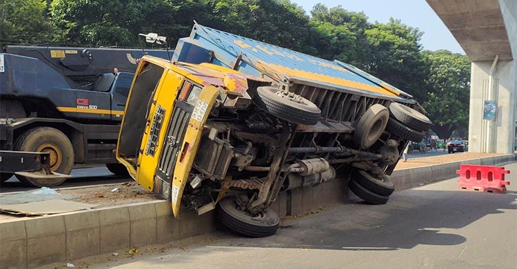 কাভার্ড ভ্যান নিয়ন্ত্রণ হারিয়ে মেট্রোরেল ডিভাইডারে!