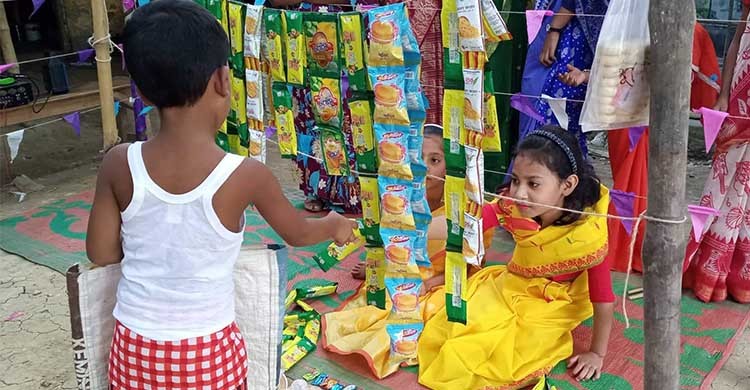 'গঞ্জের হাট' যেখানে ক্রেতা-বিক্রেতা সবাই স্কুল শিক্ষার্থী