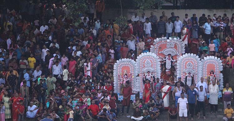 নওগাঁয় ছোটযমুনা নদীতে নৌ মহড়ায় শেষ হল প্রতিমা বিসর্জন