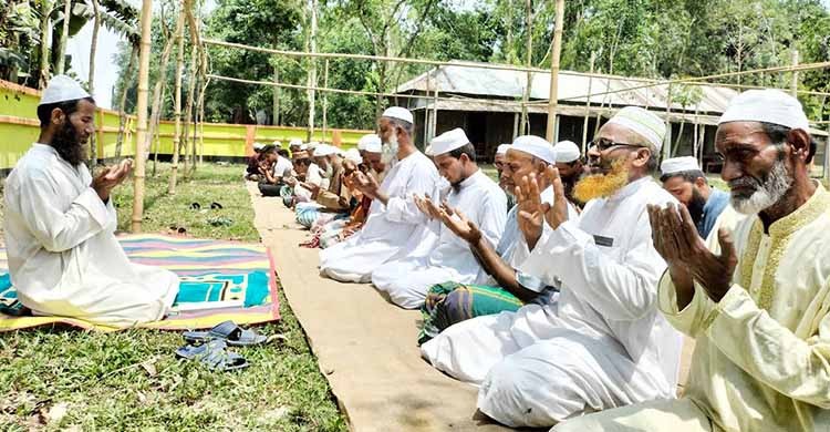 বৃষ্টির আশায় টাঙ্গাইলে ইসতিসকার নামাজ আদায়