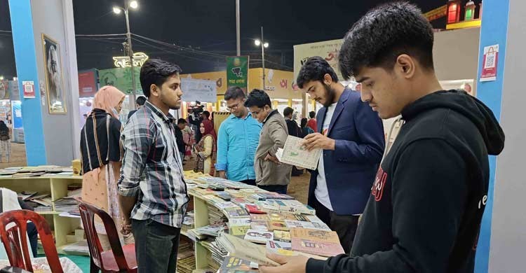 বইপ্রেমীদের আনাগোনায় মুখরিত বইমেলার অষ্টম দিন