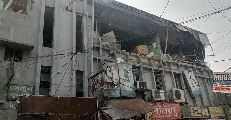 সায়েন্সল্যাবের ভবনটি ধসে পড়া নিয়ে কথা বলছেন পুলিশ কমিশনার-সরাসরি