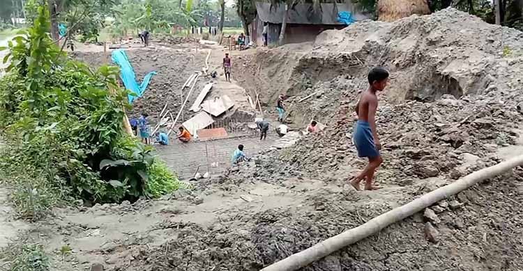 কবিরহাটে কালভার্ট নির্মাণ নিয়ে এলাকাবাসীর বিরূপ প্রতিক্রিয়া