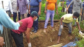 ঠাকুরগাঁওয়ে কঙ্কাল চুরির ঘটনায় কবর খুঁড়ে মরদেহ যাচাই