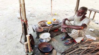 বসতভিটা হারিয়ে নিঃস্ব ৮০ বছরের জসীম